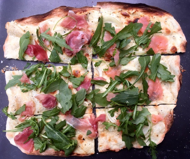 Flammkuchen-Parma-Lachs-Ruccola.jpg